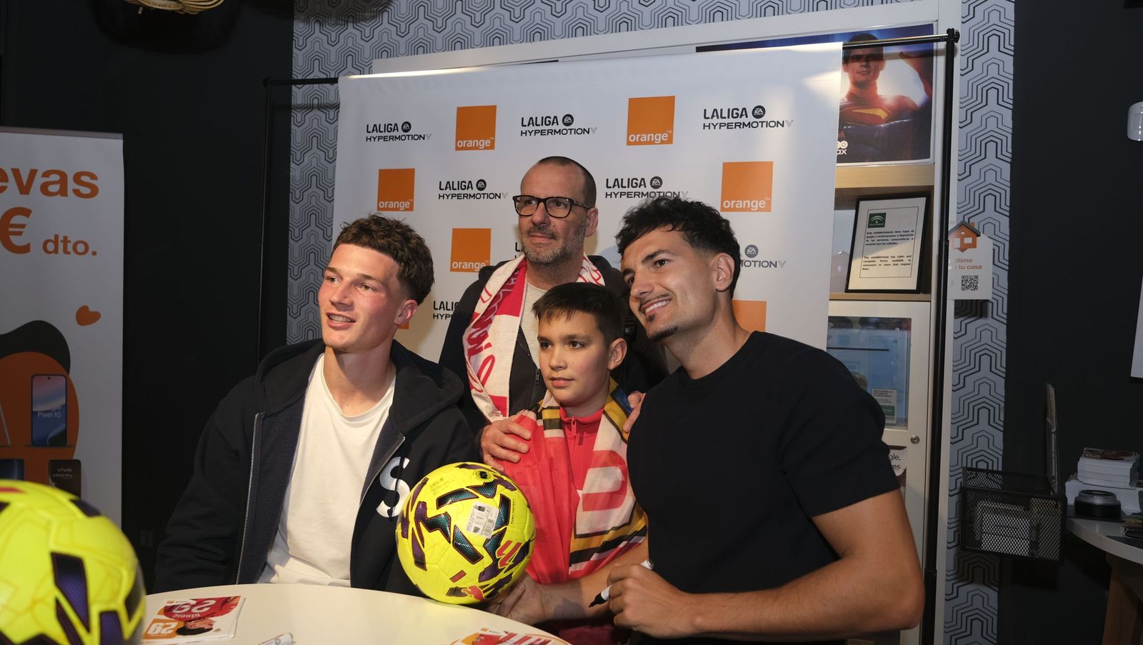 Búscate en las fotos de la firma de los jugadores de la U.D. Almería en la tienda Orange