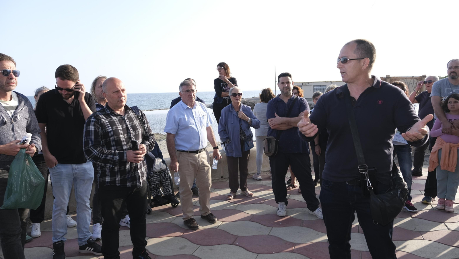Concentración de los vecinos de Costacabana por los vertidos de agua al mar