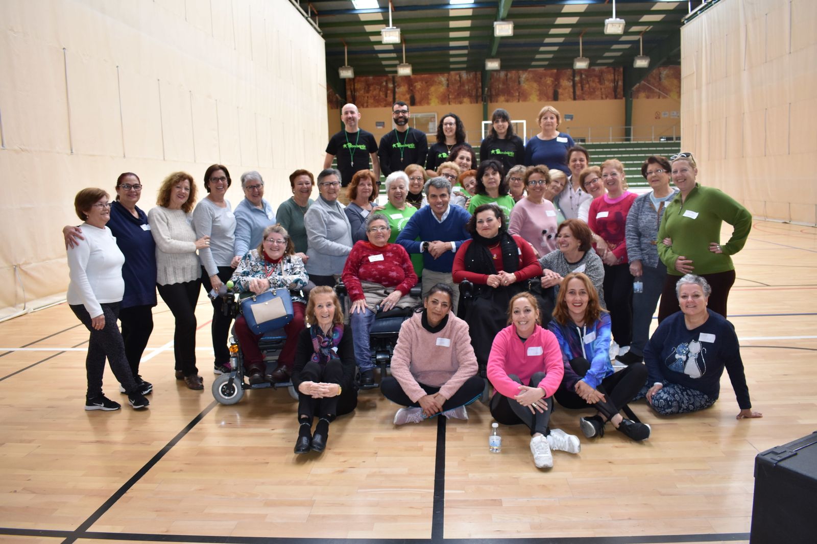 Foto de familia tras la clausura del taller de risoterapia y clown