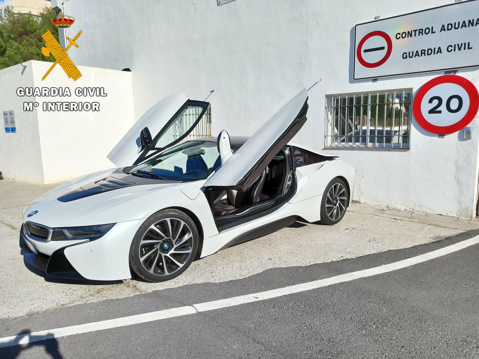 El BMW de lujo robado en Italia, cuando iba a ser embarcado en el Puerto de Motril.