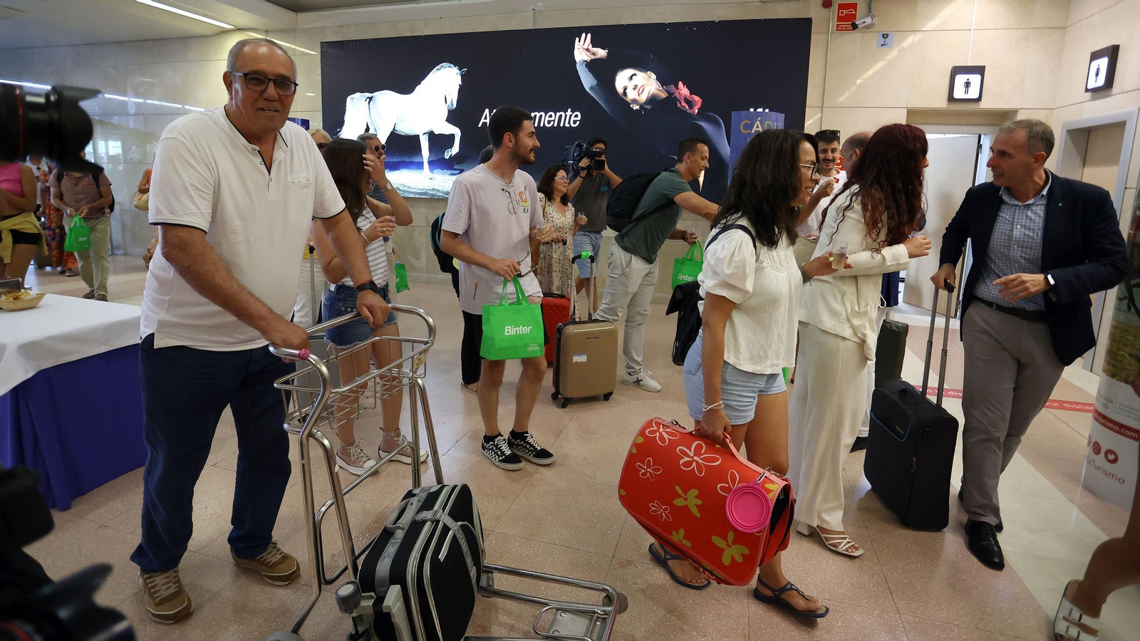 Así ha sido el recibimiento a los pasajeros del vuelo de Las Palmas de Gran Canaria en el Aeropuerto de Jerez