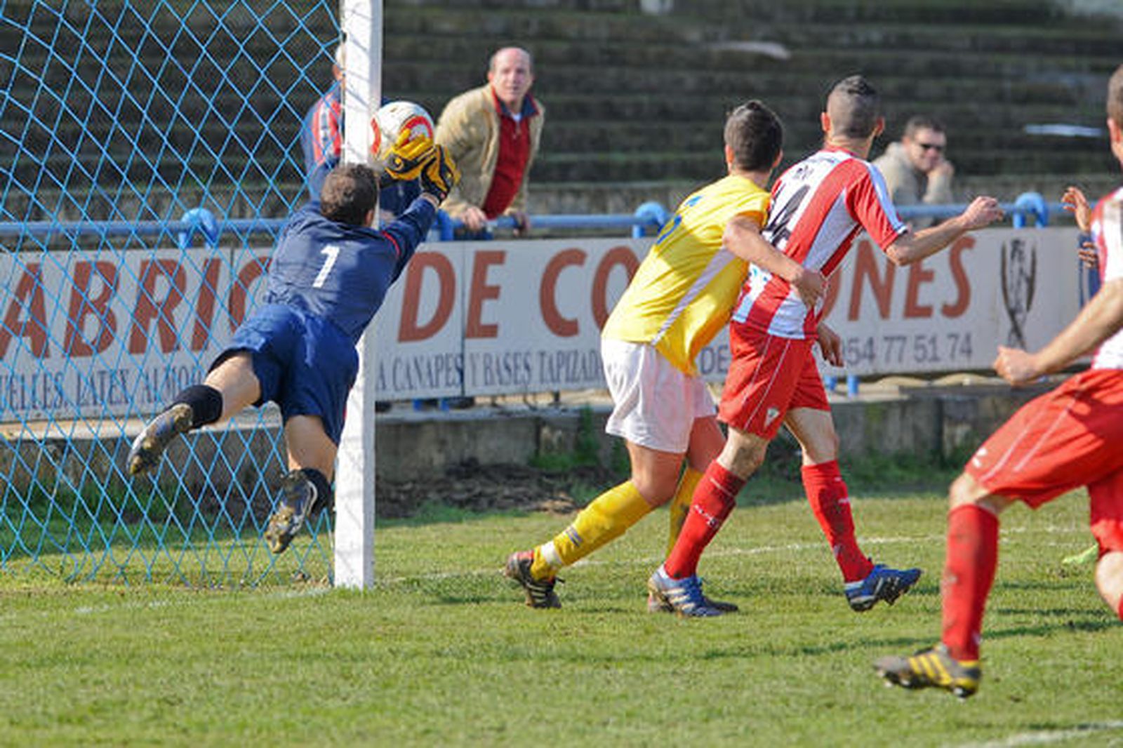 El Algeciras, que en el minuto 84 vencía al Coria por 1-3, ve como le empatan al final de un partido hasta que hasta entonces estaba controlado./Fotos:David de la Rosa (LOF)
