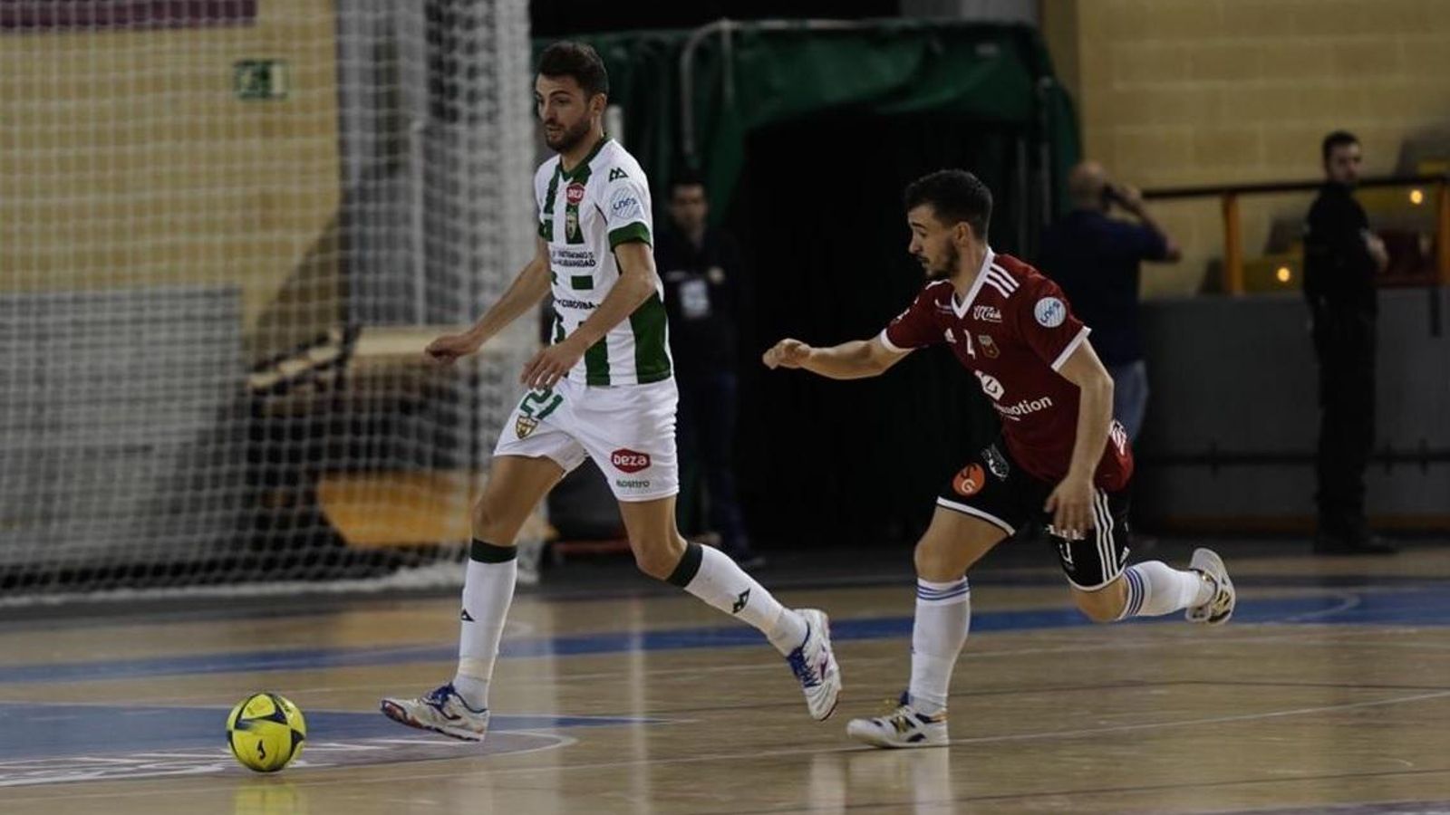 Zequi conduce el balón ante un jugador del Zaragoza.