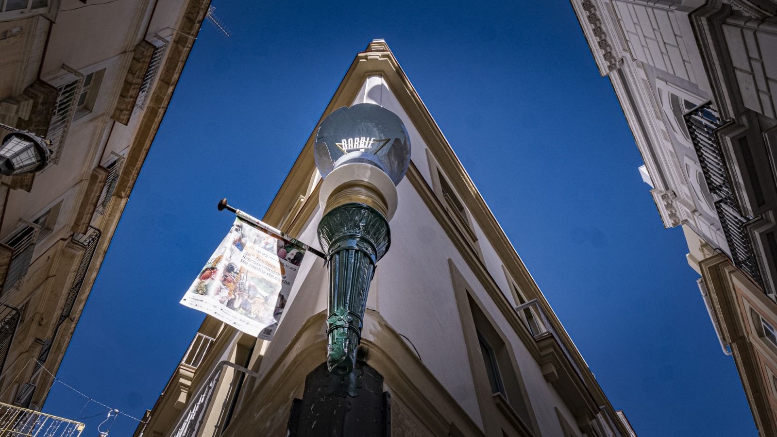 La gran bombilla, ya restaurada y reinstalada en la esquina de Barrié y Valverde.