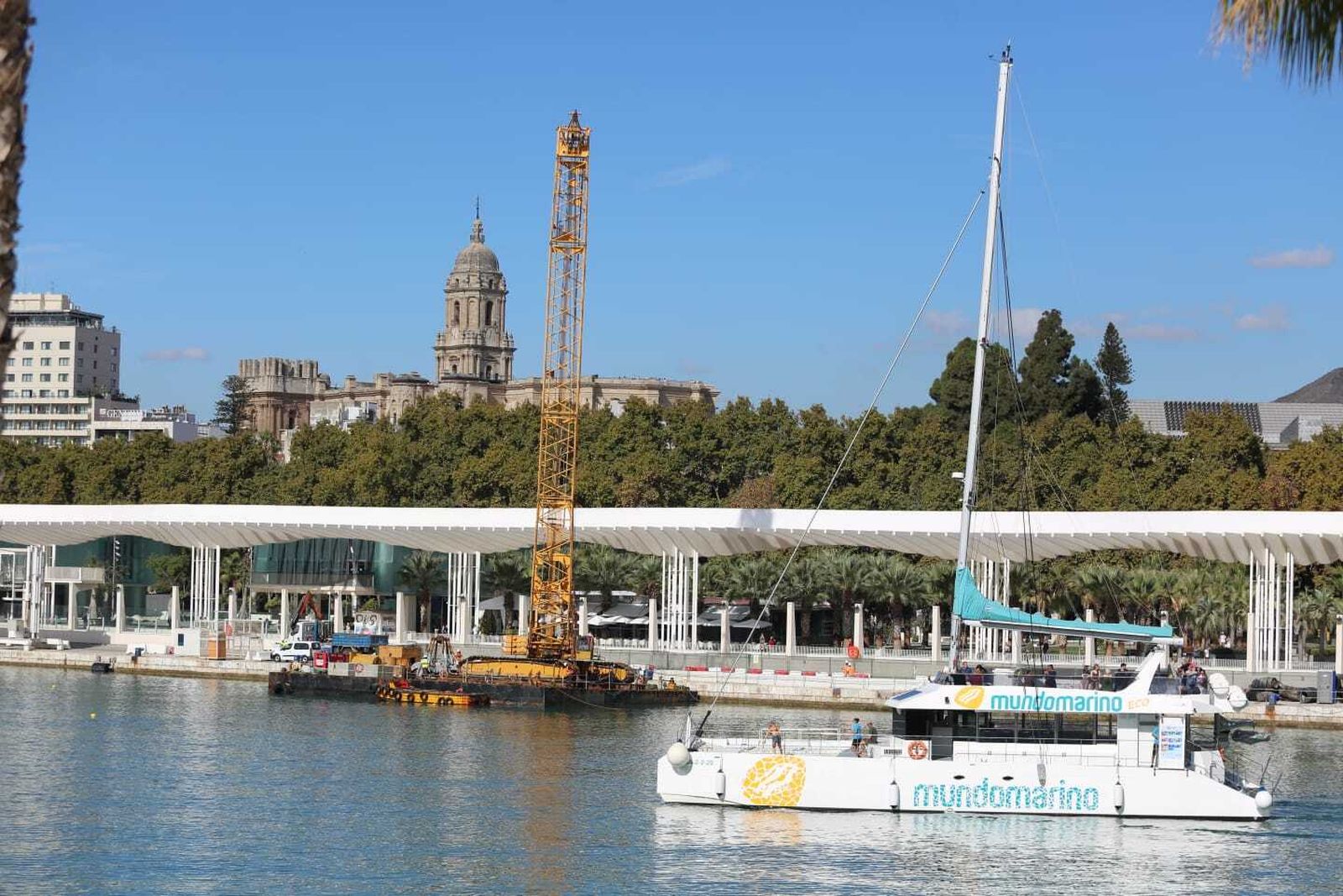 Plataforma con grúa llegando este miércoles