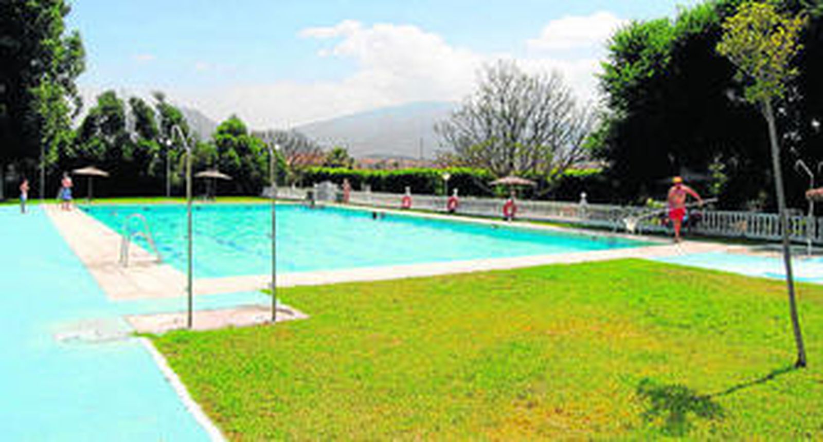 La piscina de Gádor muestra un espléndido césped.