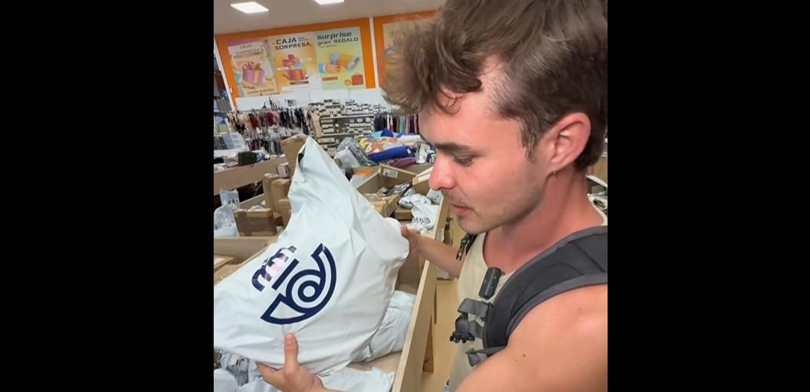 El influencer gaditano con un paquete sorpresa