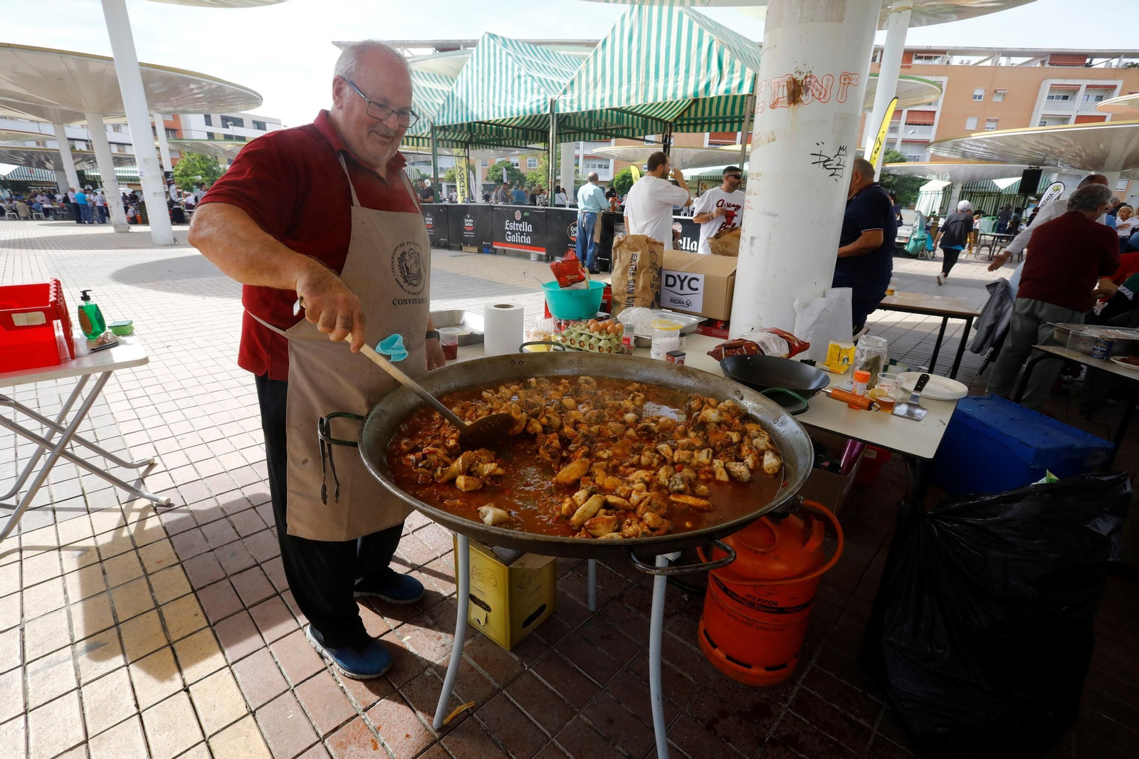 Las peñas celebran su tradicional perol en las Setas, en imágenes