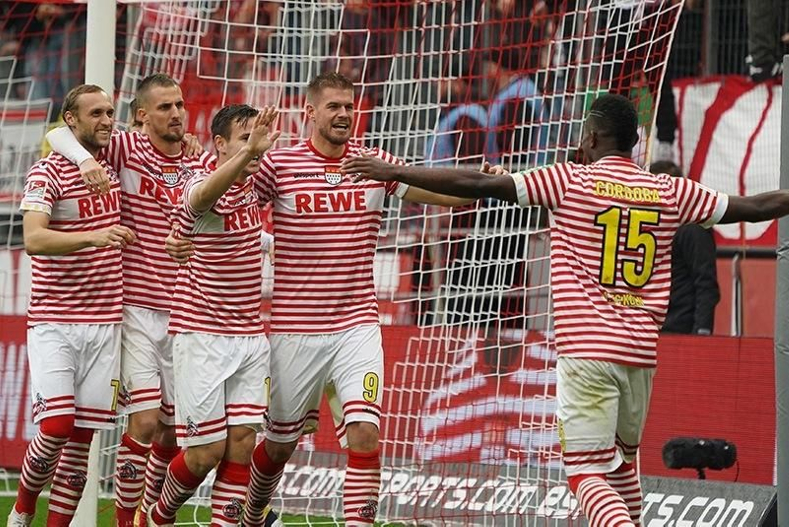 El camiseta rojiblanca del FC Köln.