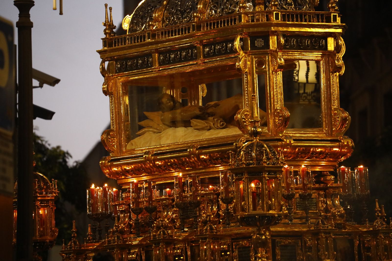 Viernes Santo en Córdoba: la procesión del Santo Sepulcro, en imágenes