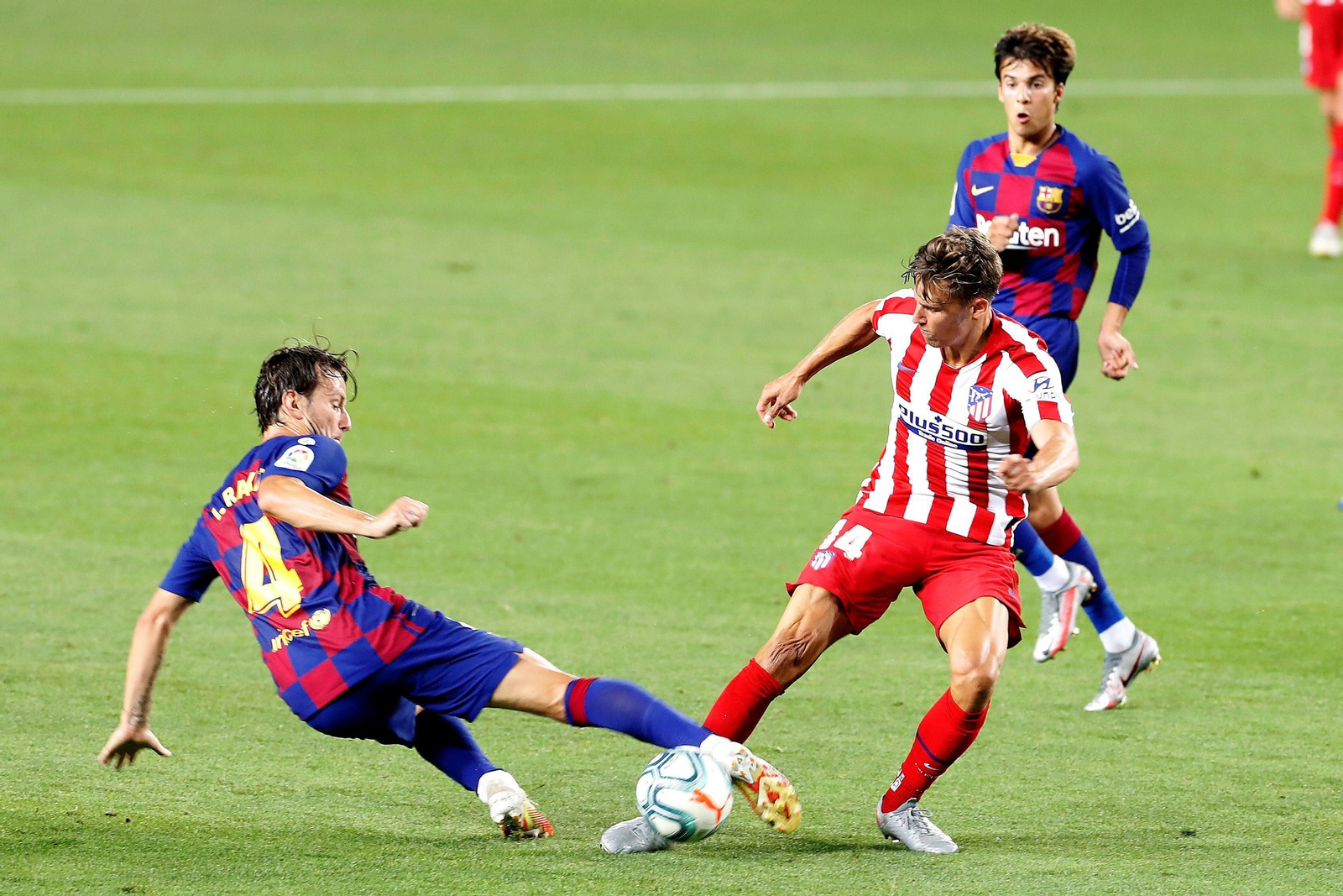 Rakitic se tira al suelo para frenar a Marcos Llorente en el Barça-Atlético.