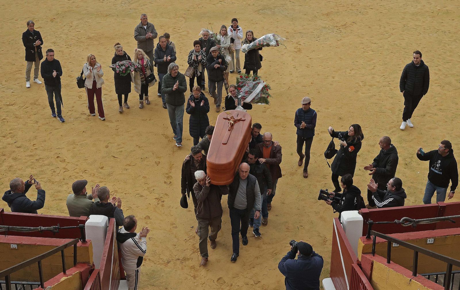 El último adiós al 'Niño de las Coles' en la plaza de toros de Las Palomas, en imágenes