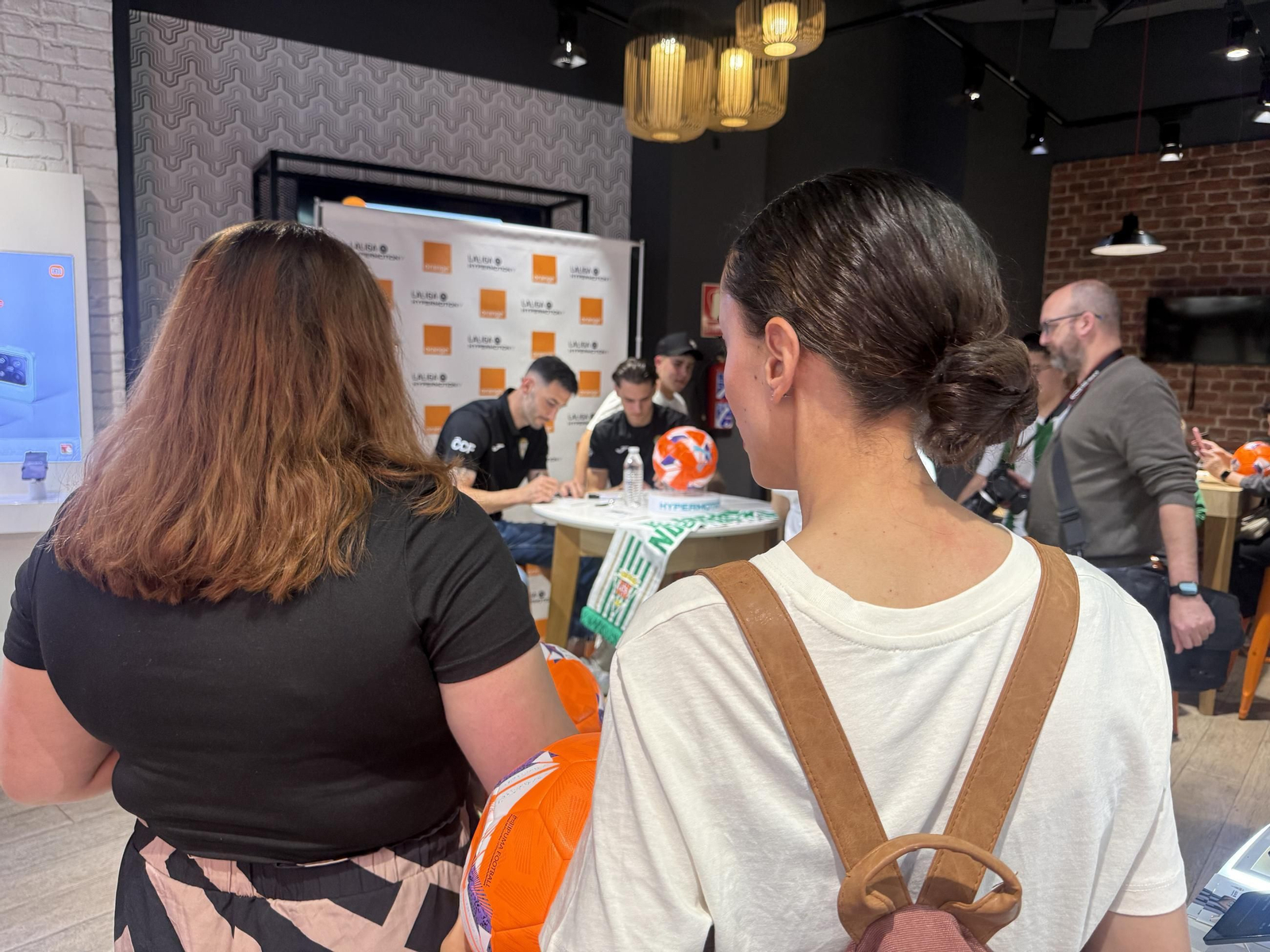 La afición del Córdoba CF enloquece con Álex Sala y Albarrán en el centro de la ciudad