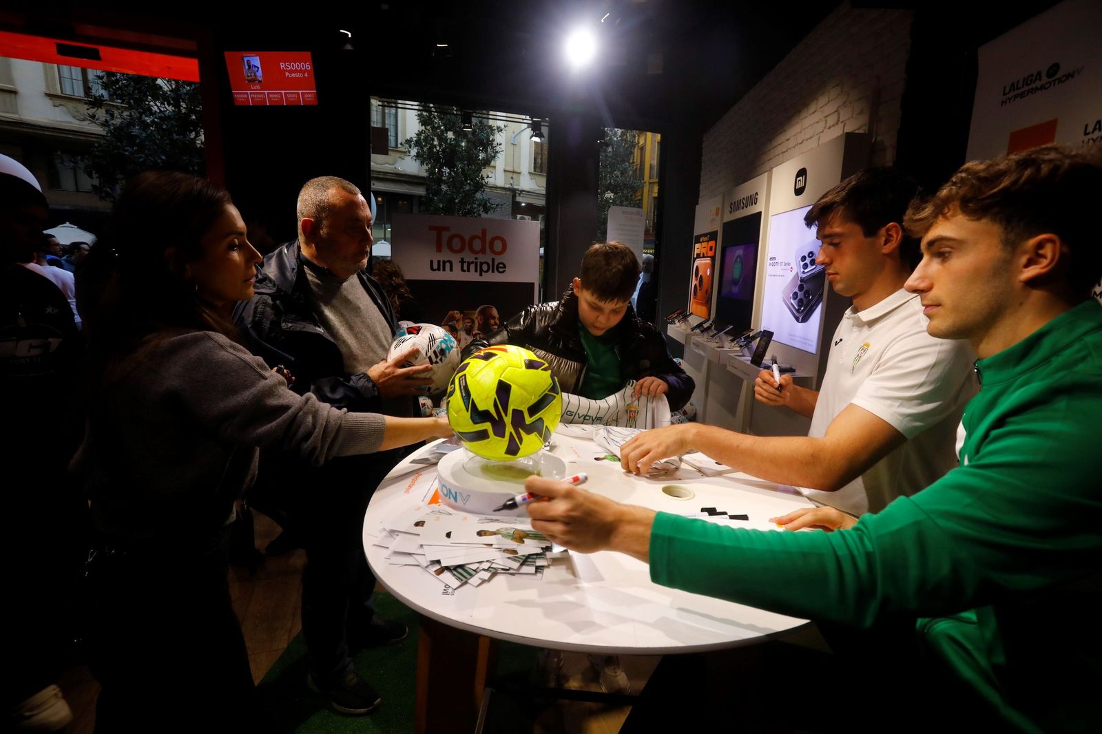 Las mejores fotos de la exitosa firma de autógrafos del Córdoba CF en el centro de la ciudad