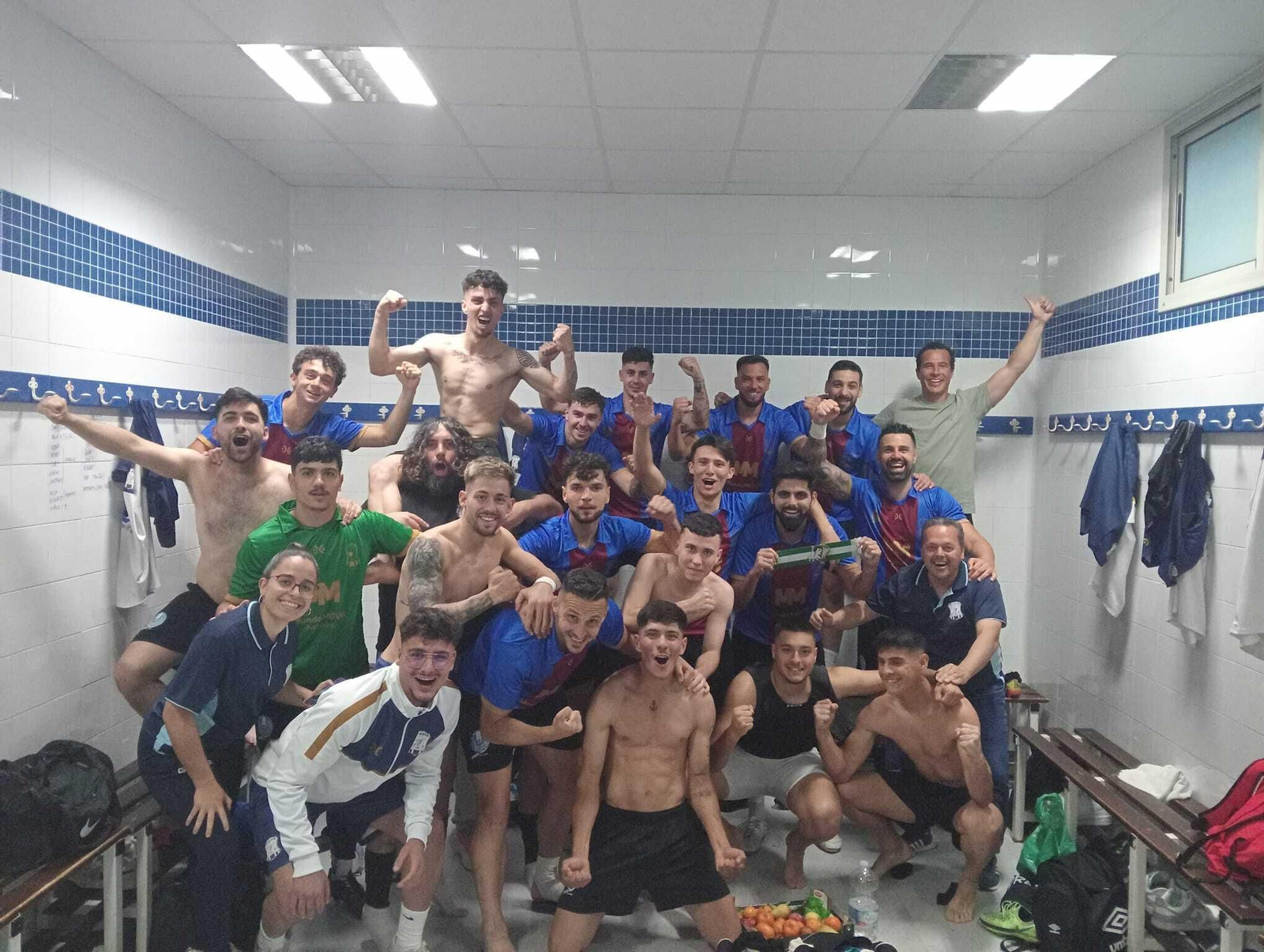 Los jugadores del Jerez Industrial celebran su triunfo en Arcos.