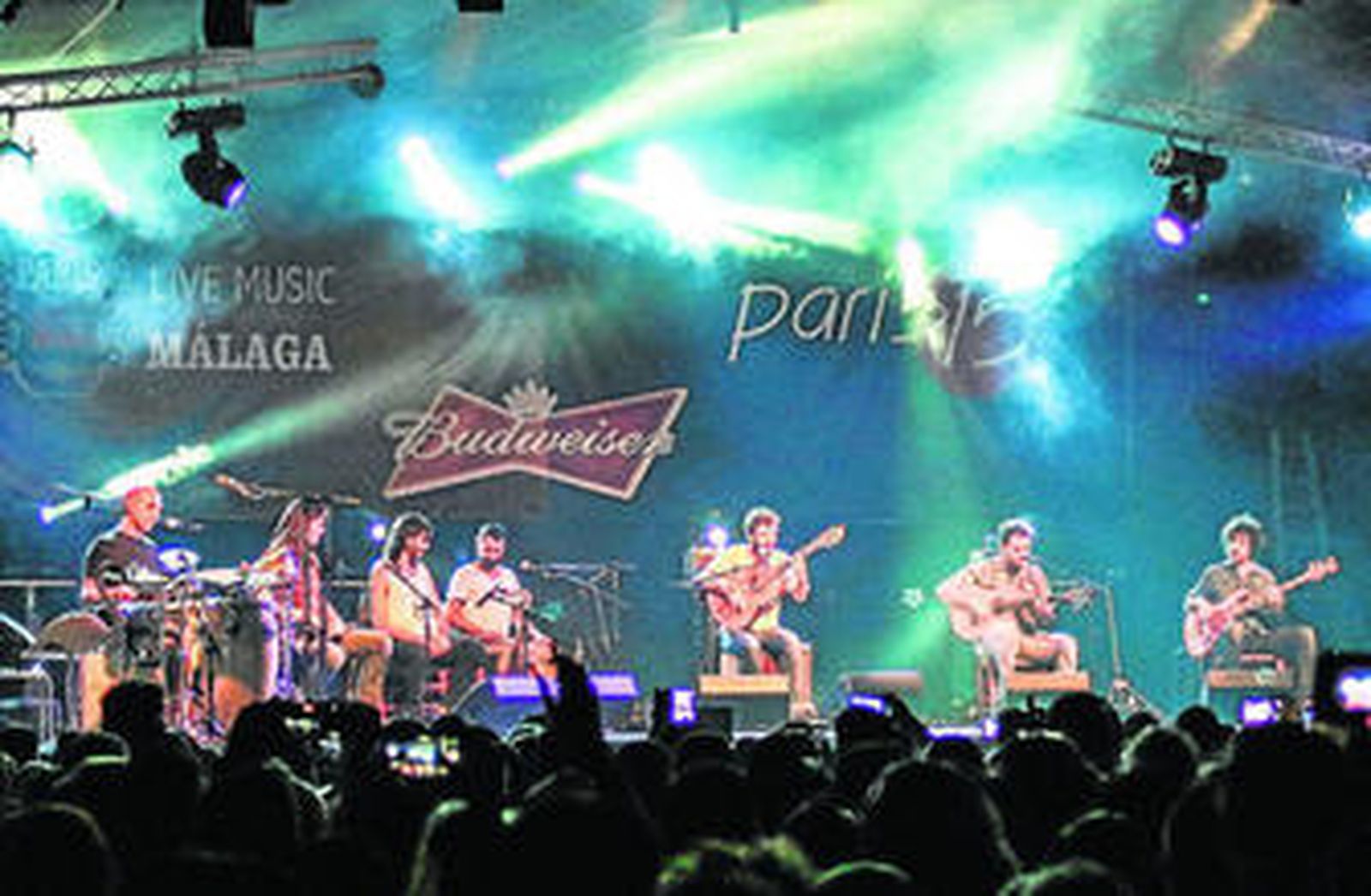 Makandé canta junto a su inseparable banda de músicos durante el concierto que dio en la sala París 15.