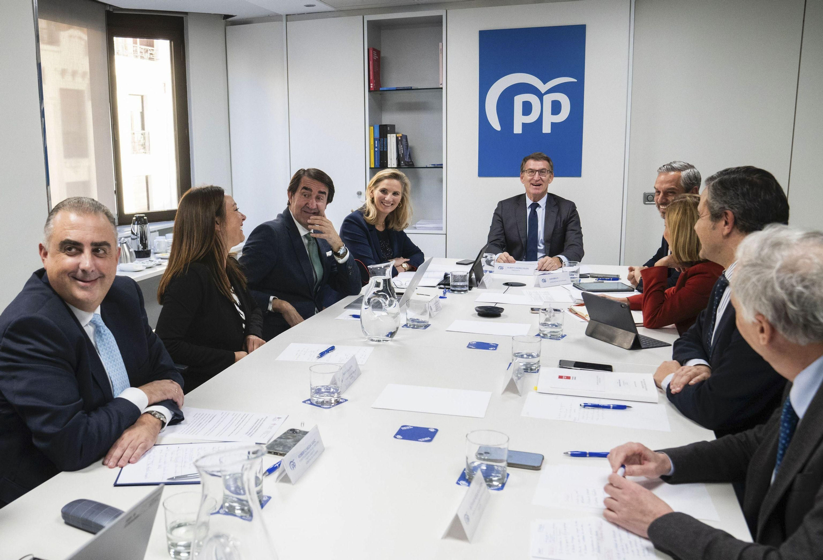 El líder del PP, Alberto Núñez Feijóo, junto a los consejeros de Vivienda.
