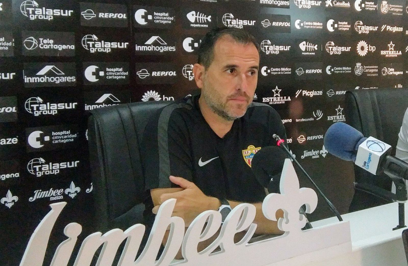 El técnico rojiblanco tras perder su equipo por 4-1 en Cartagonova.