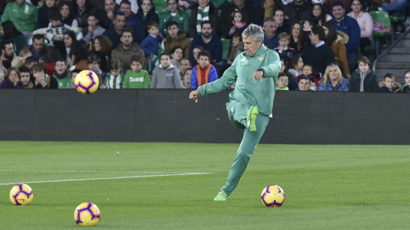 Quique Setién golpea el balón en el entrenamiento de ayer.