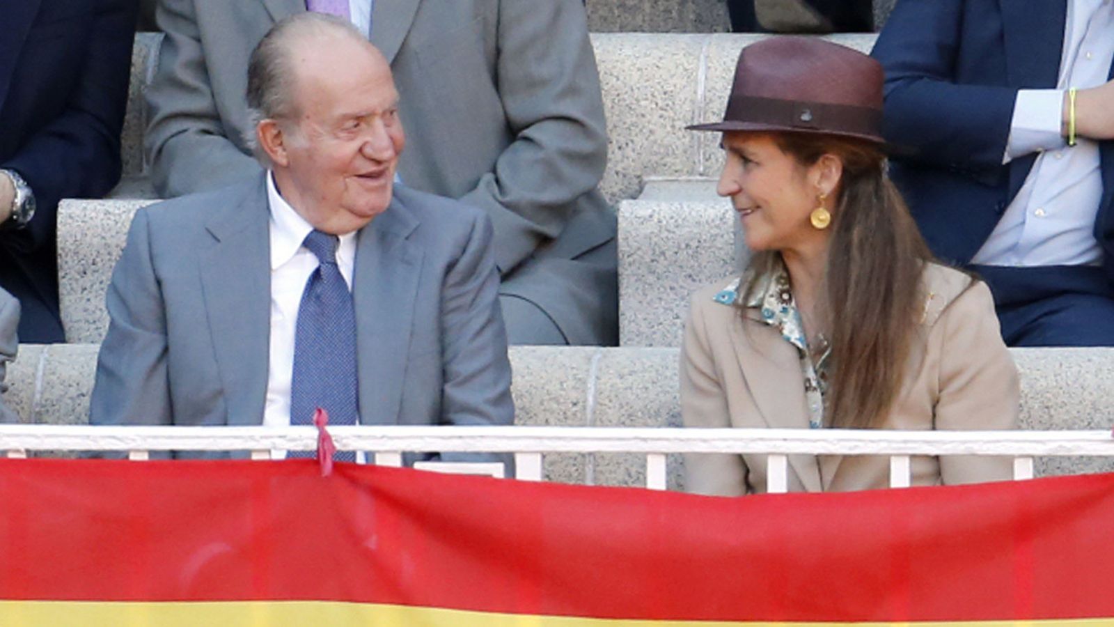 Con su padre, el rey emérito Juan Carlos, con el que comparte su afición taurina.