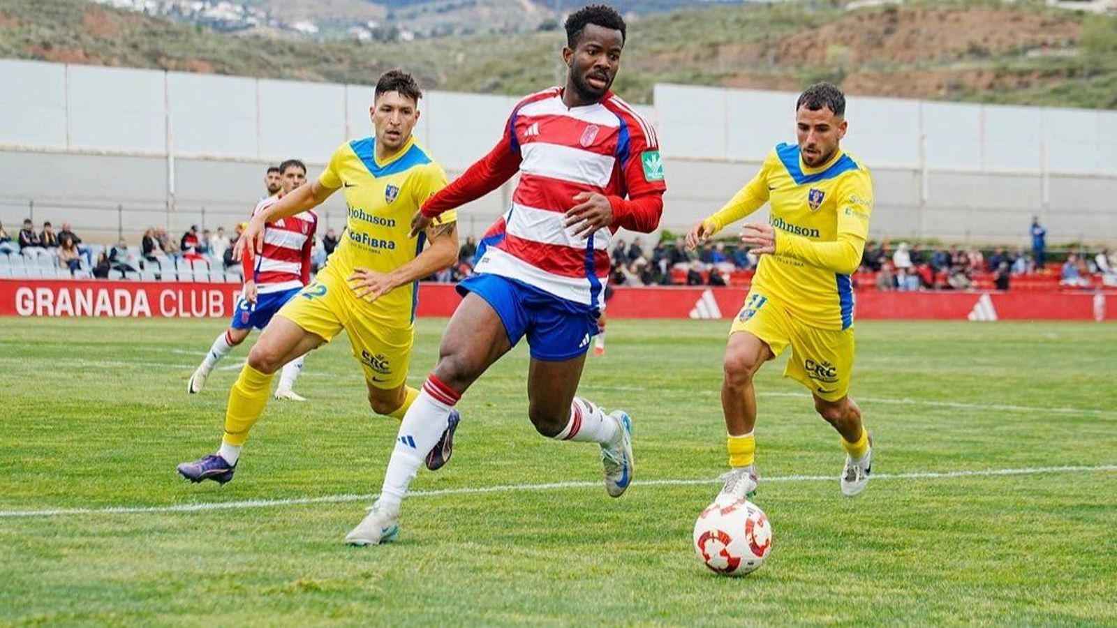 El linense Loren persigue a un jugador del Recreativo de Granada