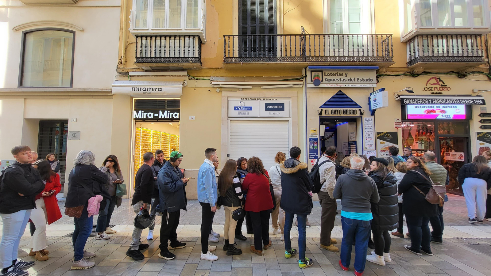 La cola para comprar la lotería en una Administración del centro de Málaga. La cola para comprar la lotería en una Administración del centro de Málaga.