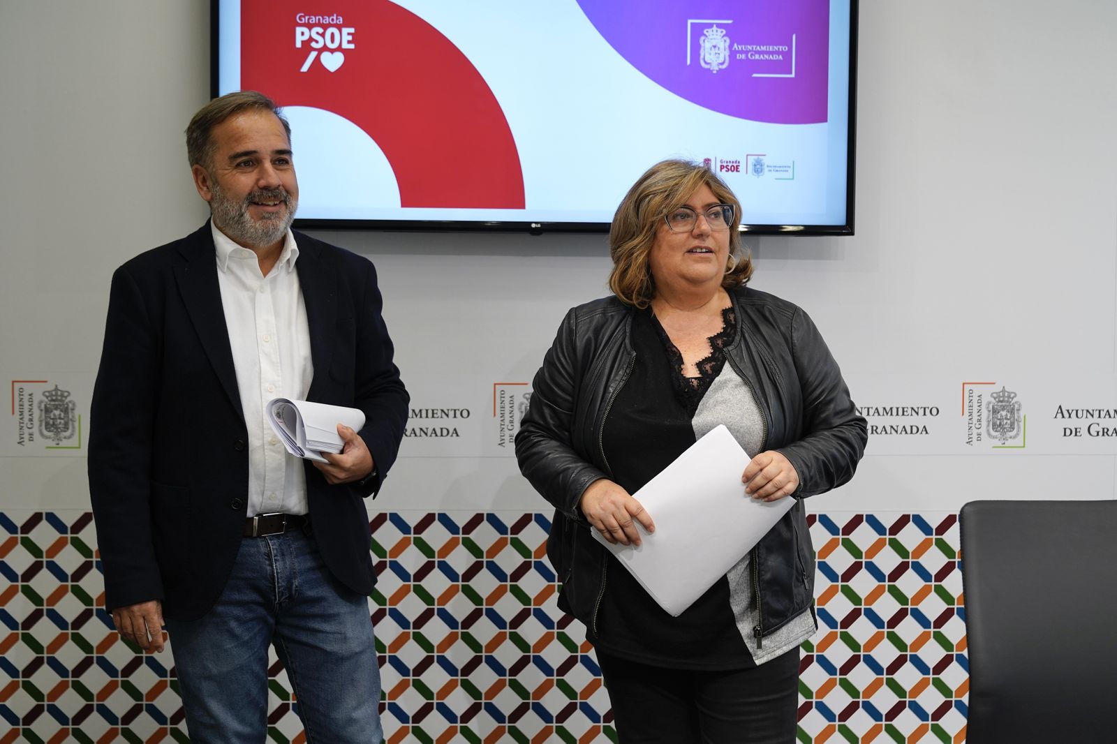 El viceportavoz de los socialistas, Jacobo Calvo, y la viceportavoz, Ana Muñoz