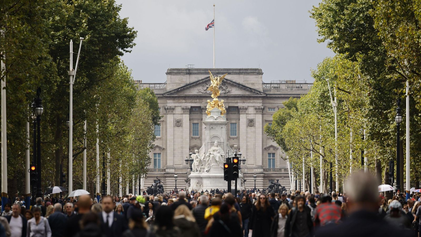 Multitud de ciudadanos pasan ante el Palacio de Buckingham, con la bandera a media asta.