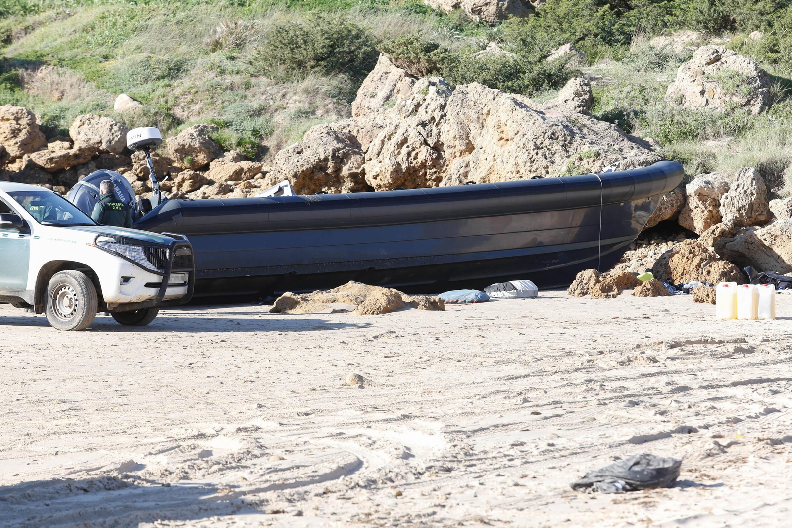 Intervienen casi 3.000 kilos de hachís en la playa de Bolonia, en imágenes