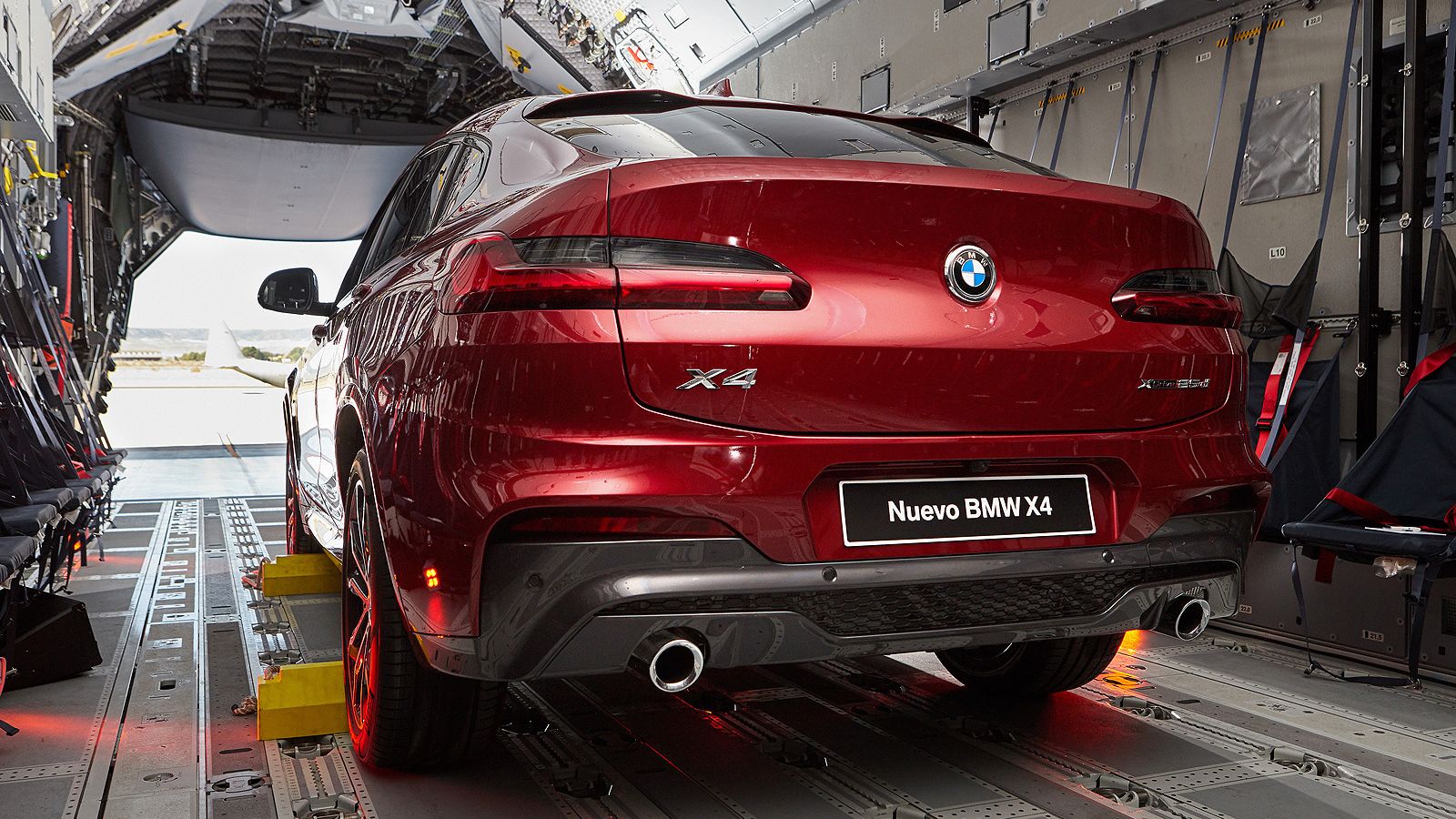 El X4 bajó de un Airbus A400M que se ensambla en Sevilla.