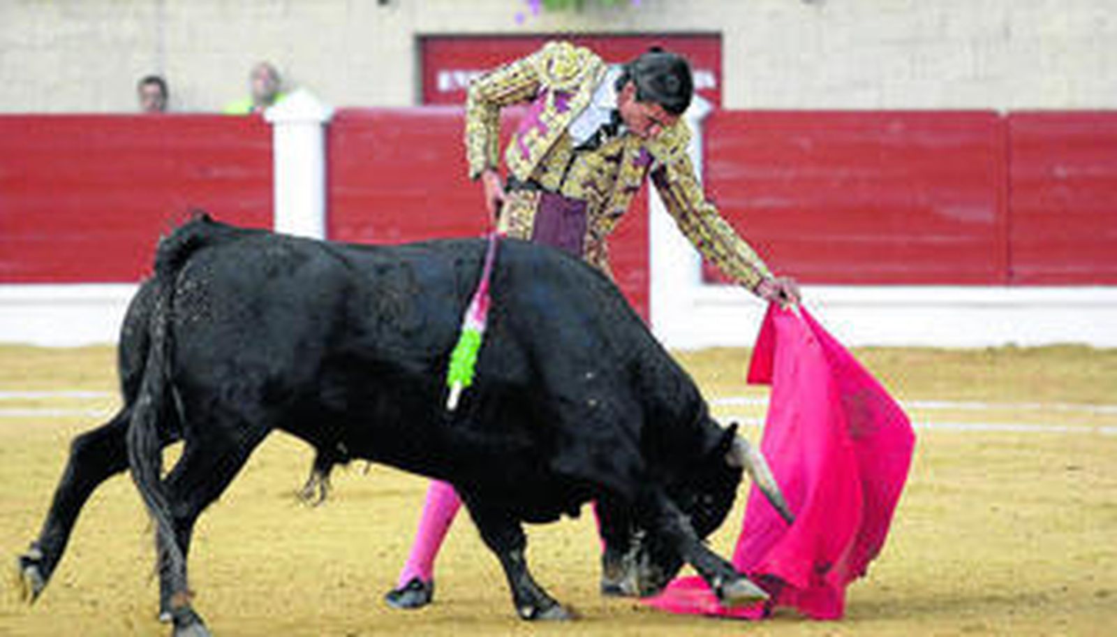 El novillero Salvador Barberán toreando al natural, en una imagen de archivo