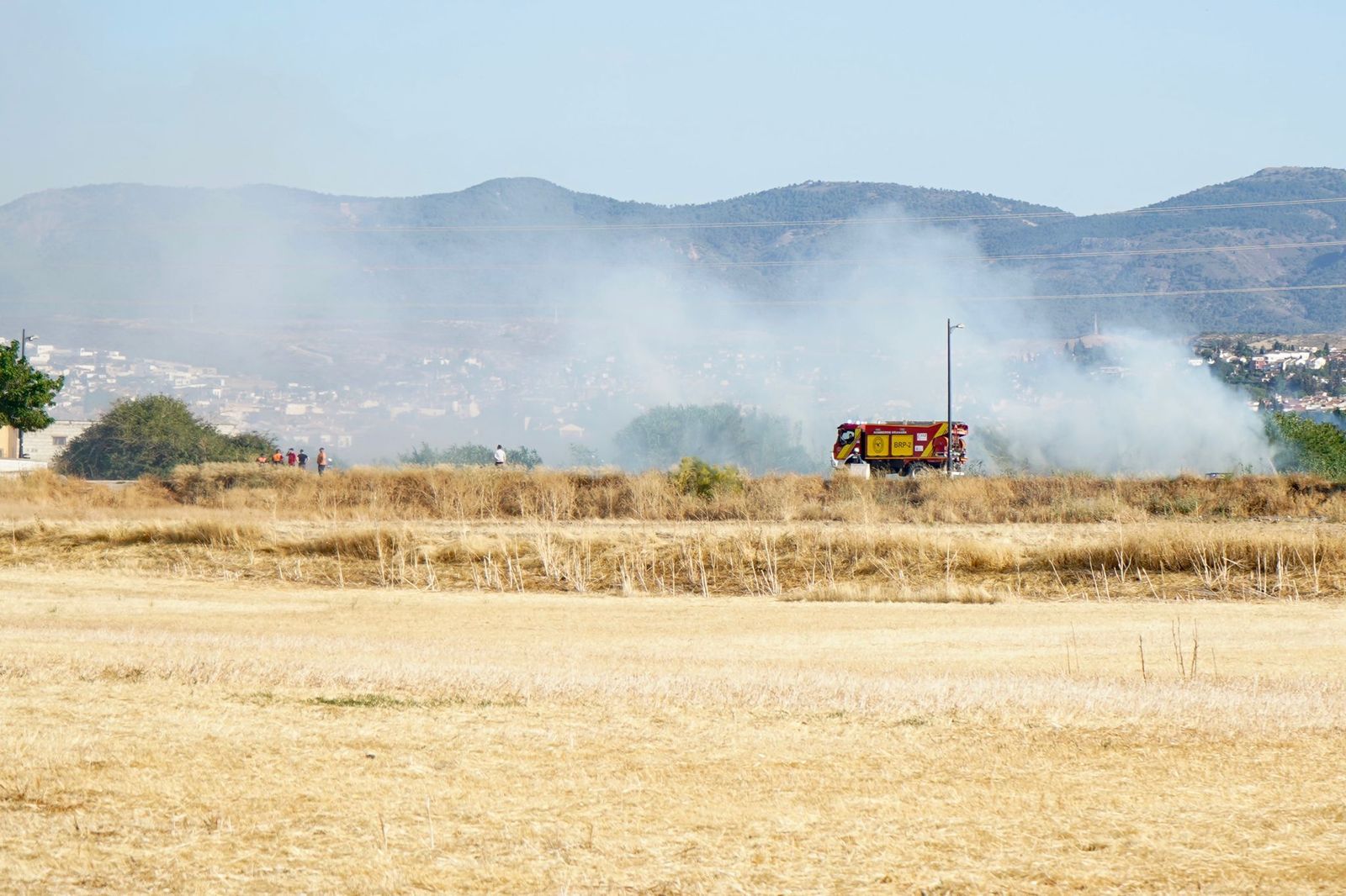 Varios coches quemados en un incendio entre el Polígono de Ogíjares y la Ciudad Deportiva Diputación de Granada