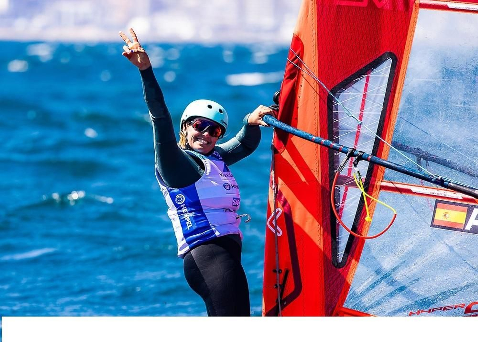 Pilar Lamadrid festeja su triunfo en una de las regatas.