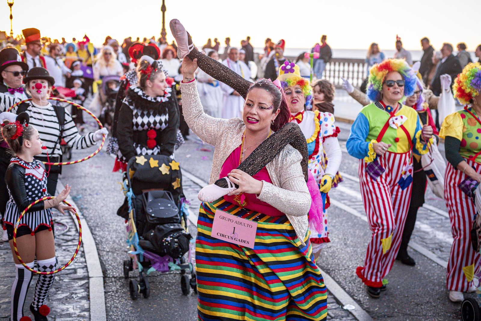 Las mejores imágenes de la Cabalgata del Humor del Carnaval de Cádiz 2026