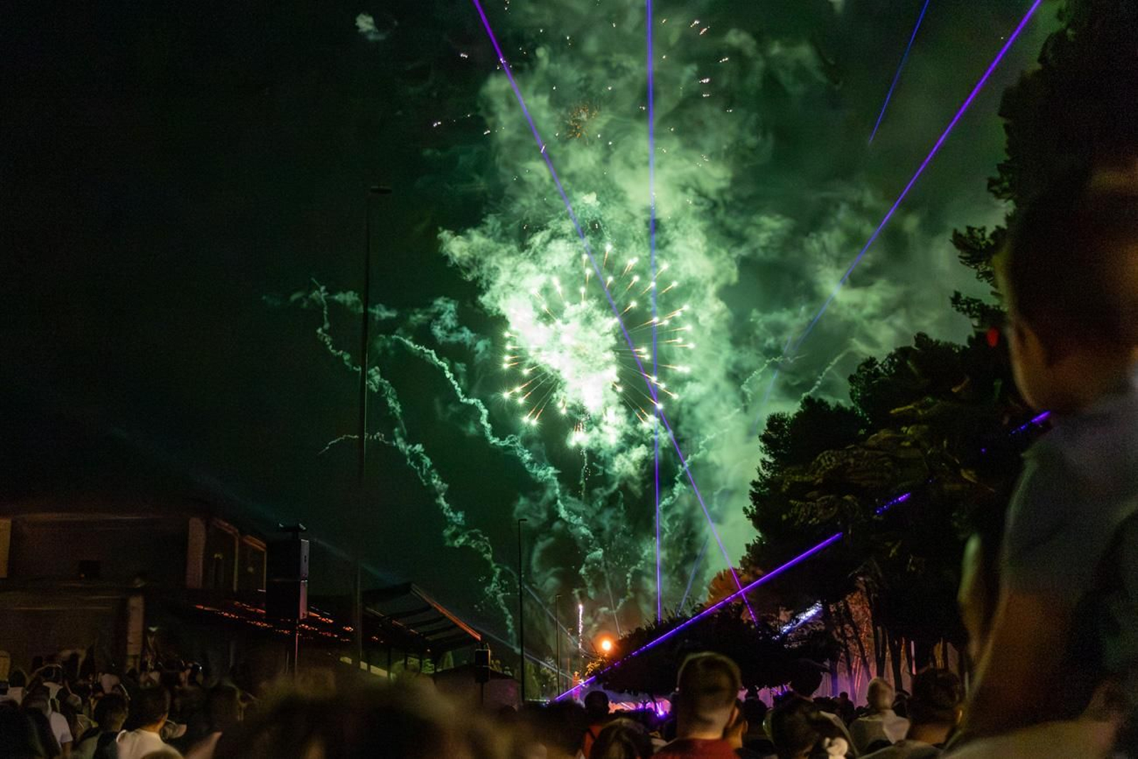 Pasacalles inaugural, fuegos artificiales e iluminación de la portada de feria y del recinto ferial de la Feria de San Bartolomé en Martos