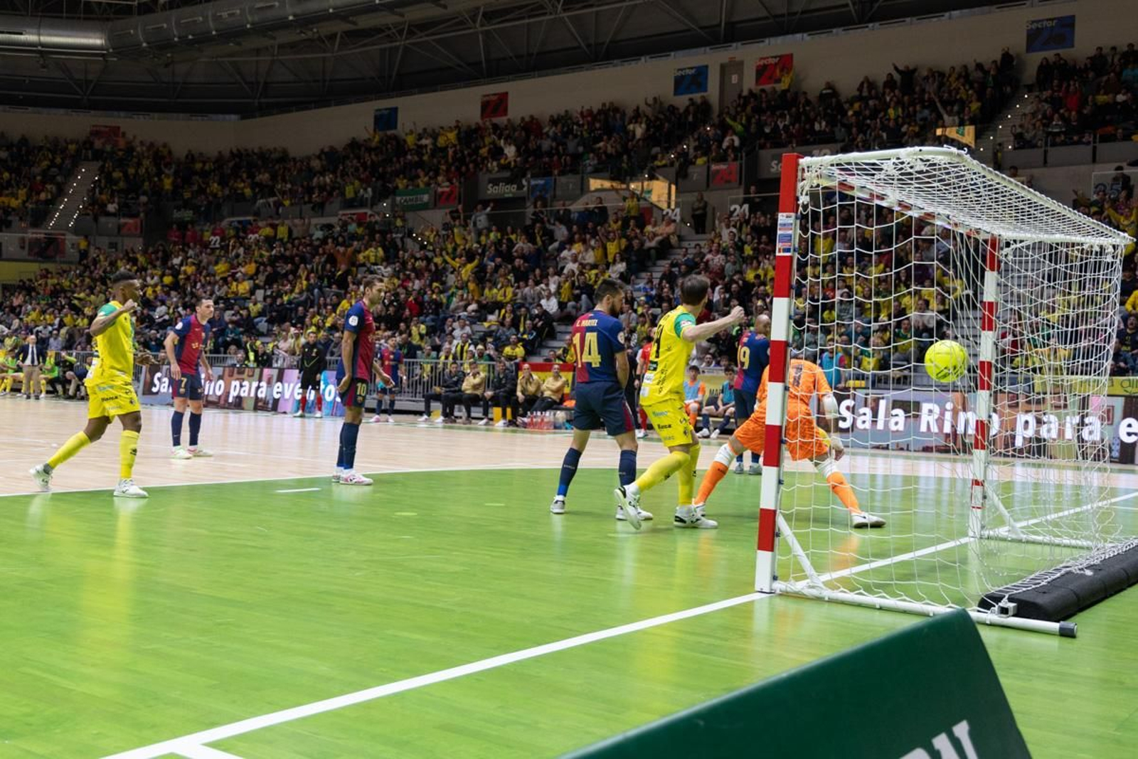 La fiesta amarilla en la goleada del Jaén FS al Barça, en imágenes