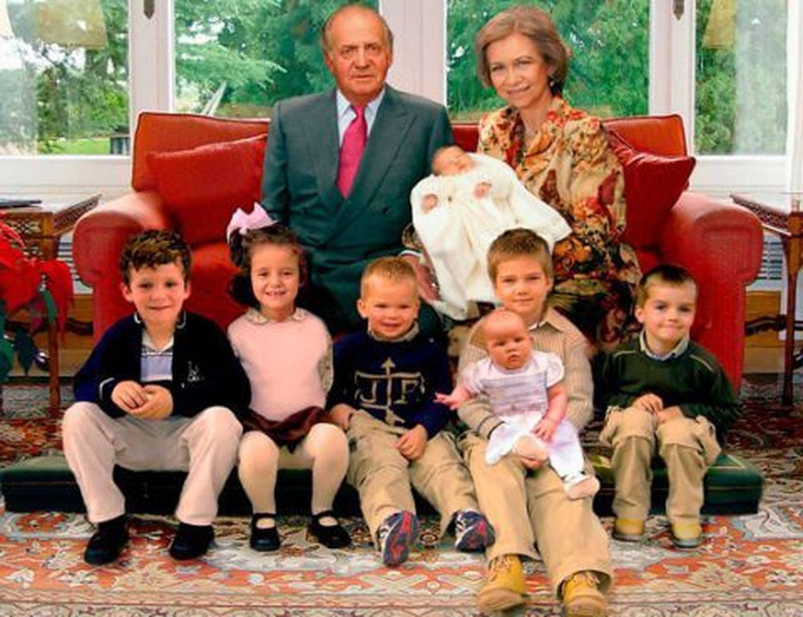 Don Juan Carlos y Doña Sofía usaron 'photoshop' en 2005 para reunir a todos sus nietos en esta polémica felicitación.