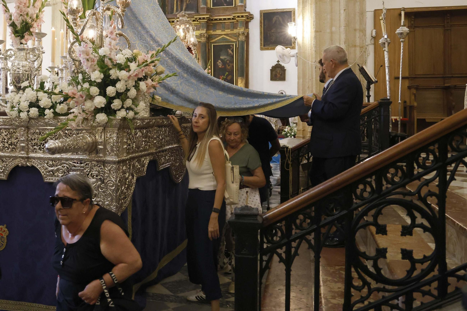 Las fotos del paso bajo el manto de la Virgen de la Luz de Tarifa