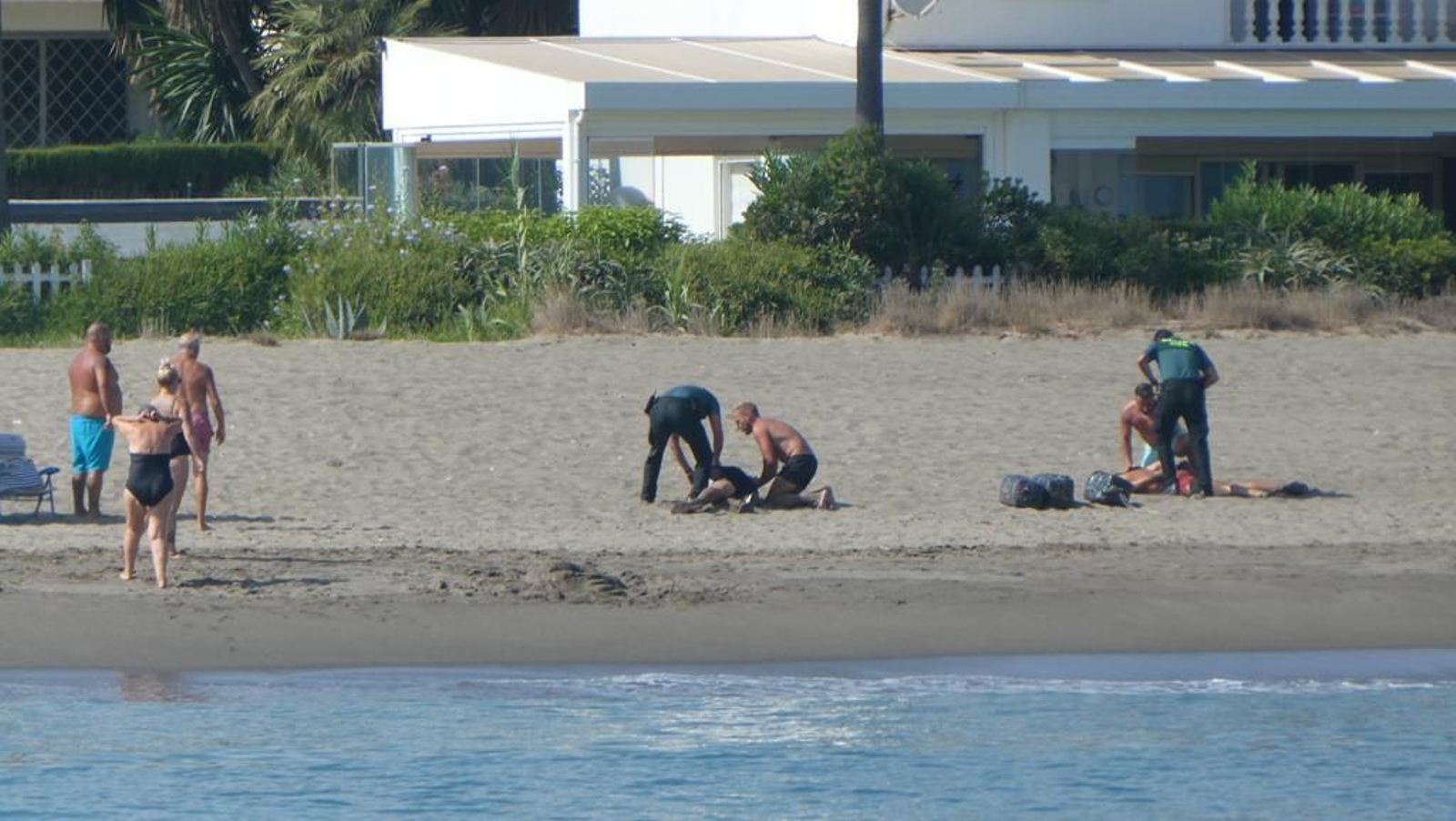 Momento de la detención de los dos 'narcos' en la playa de Estepona. Momento de la detención de los dos 'narcos' en la playa de Estepona.