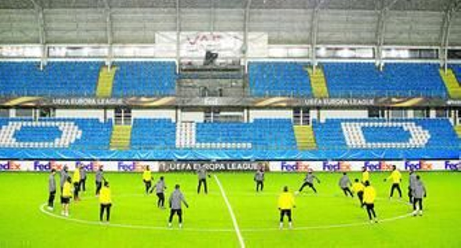 La plantilla del Sevilla se ejercita en el círculo central de estadio del Molde ayer bajo una nevada en la fría tarde noruega.