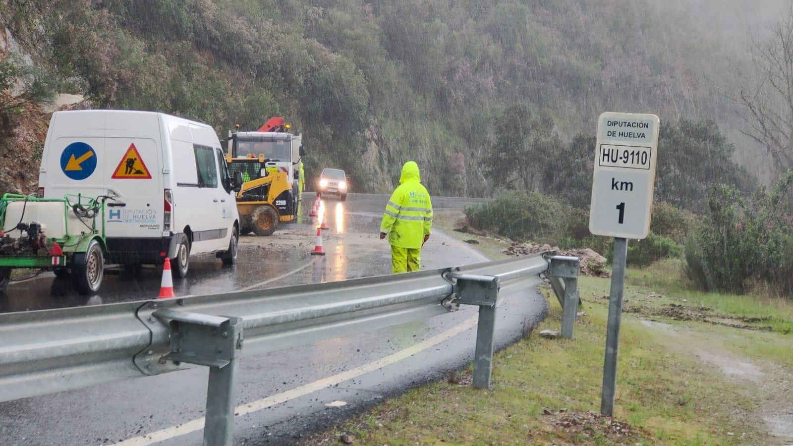 Efectivos de la Diputación de Huelva trabajaban en las incidencias.