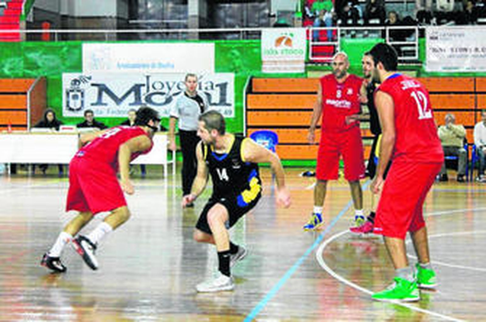Riki Pérez debutó la pasada jornada en el Estrada como nuevo jugador del Enrique Benítez.