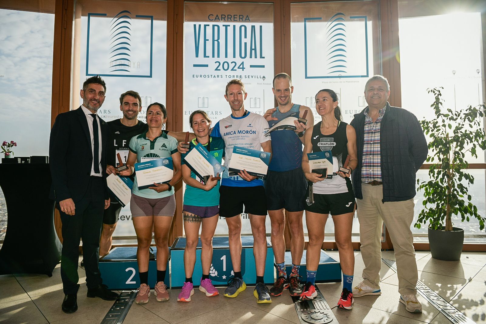 La foto del cuadro de ganadores de la Carrera Vertical.
