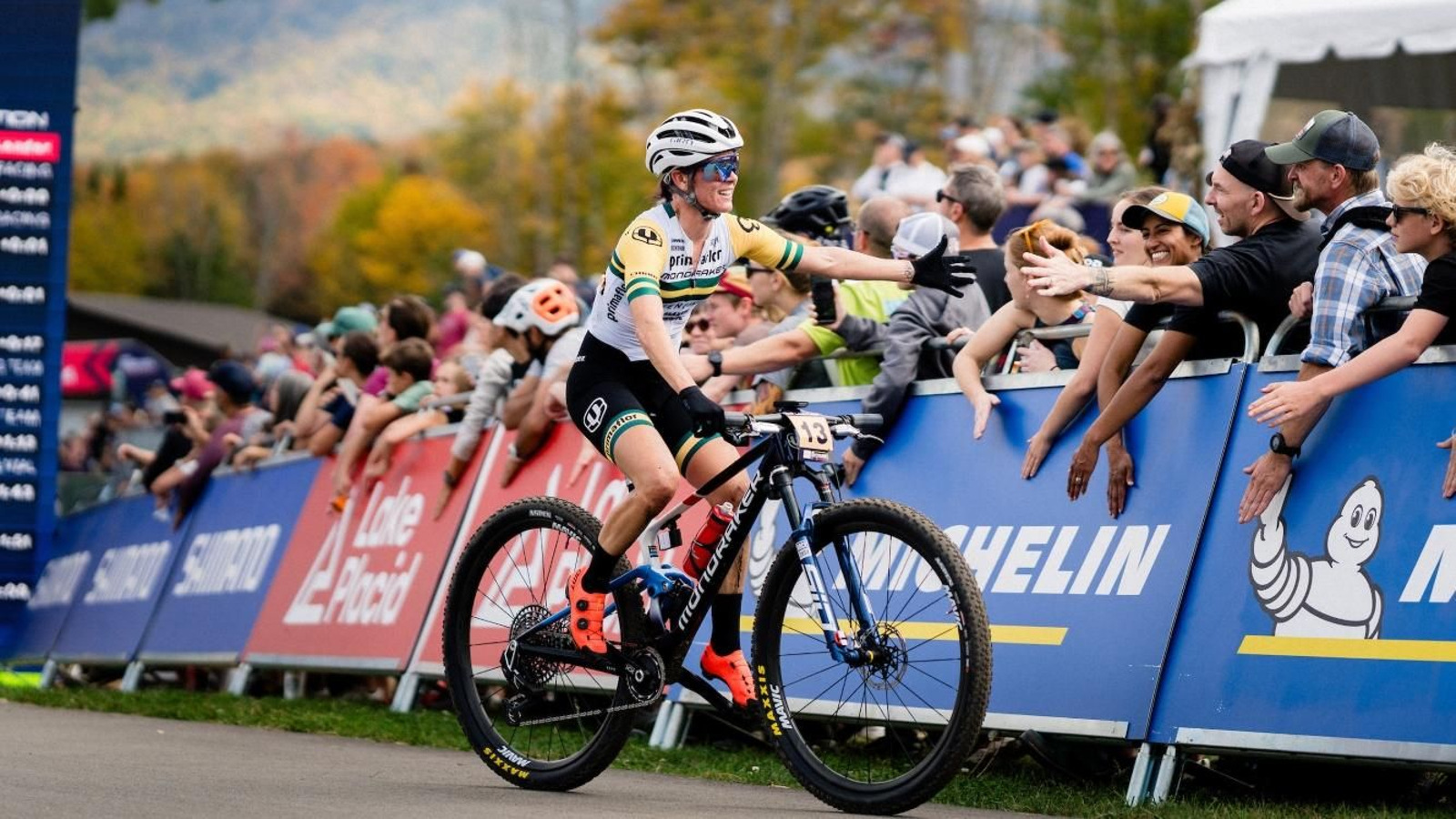 Rebecca Henderson saluda a varios aficionados en la última prueba del campeonato.