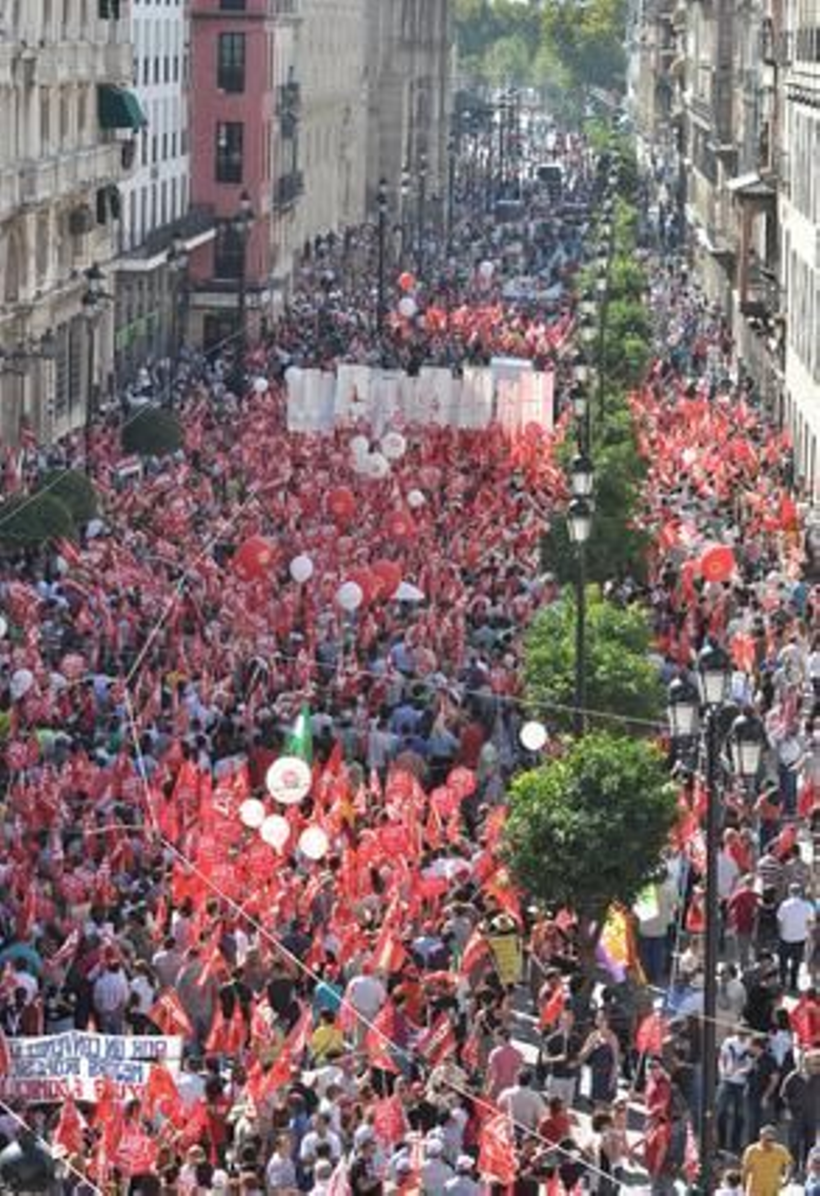 Los sindicatos recorren las calles del centro de la capital.

Foto: Manuel Gómez