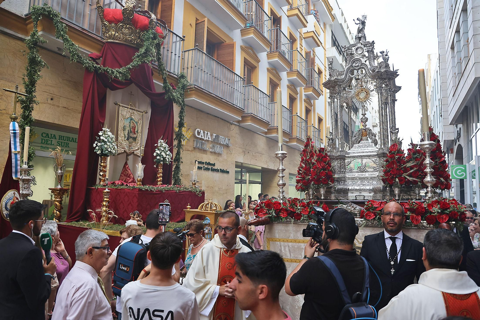 Imágenes de la procesión del Corpus Christi por las calles de Huelva