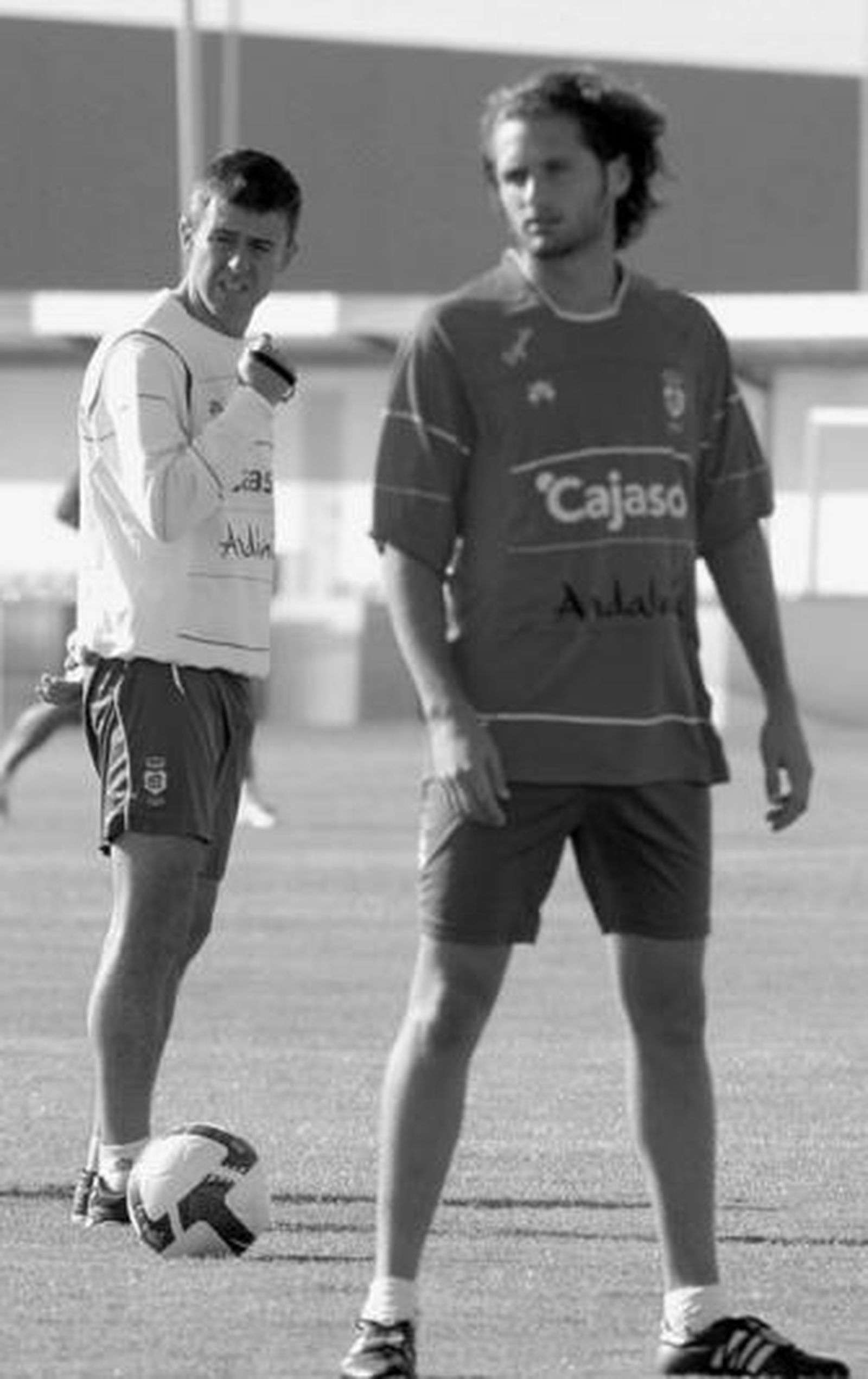 Alcaraz observa con gesto serio el entrenamiento de su equipo en la Ciudad Deportiva.