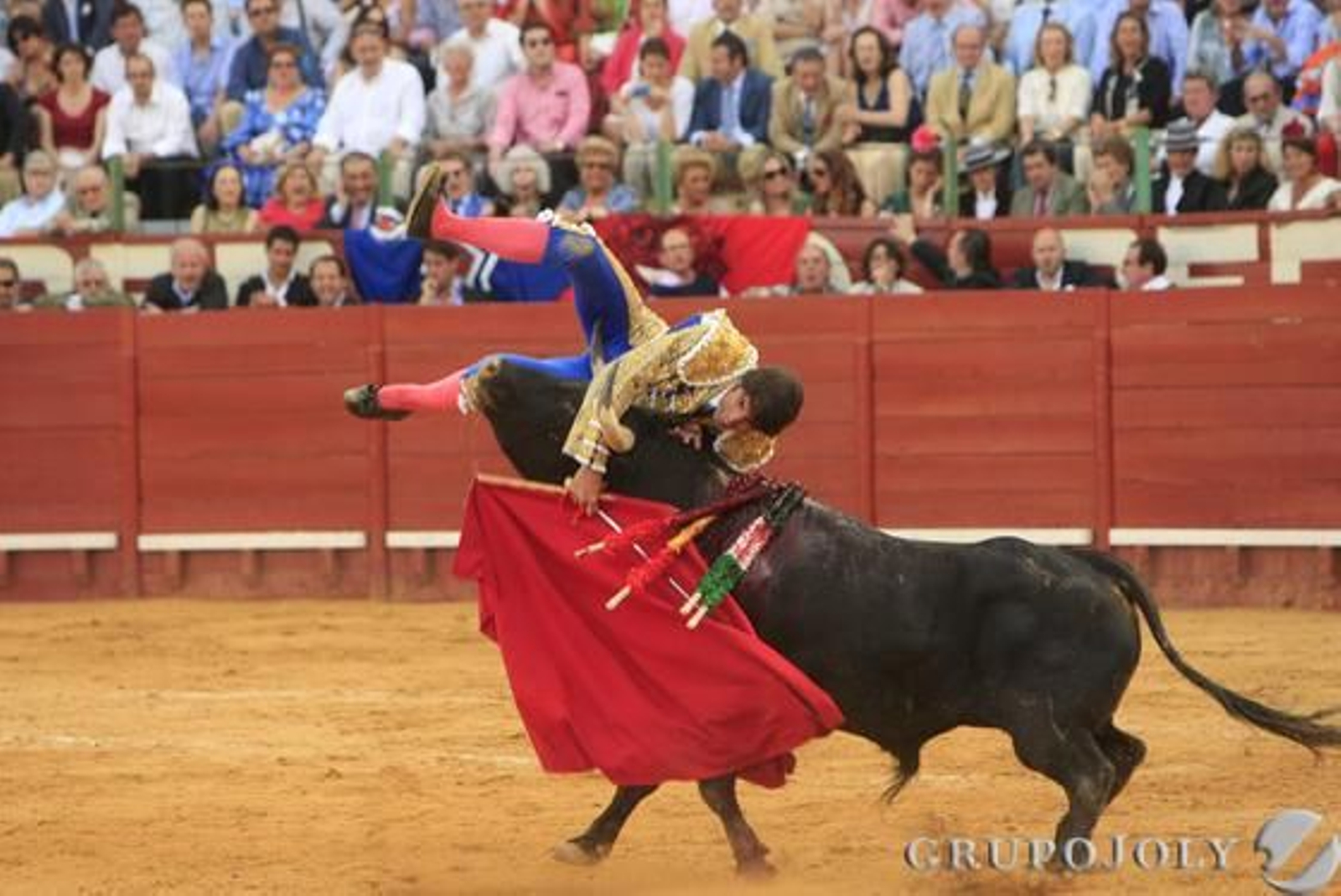El momento de la cogida sufrida por Cayetano lidiando al primero de su lote.

Foto: Juan Carlos Toro