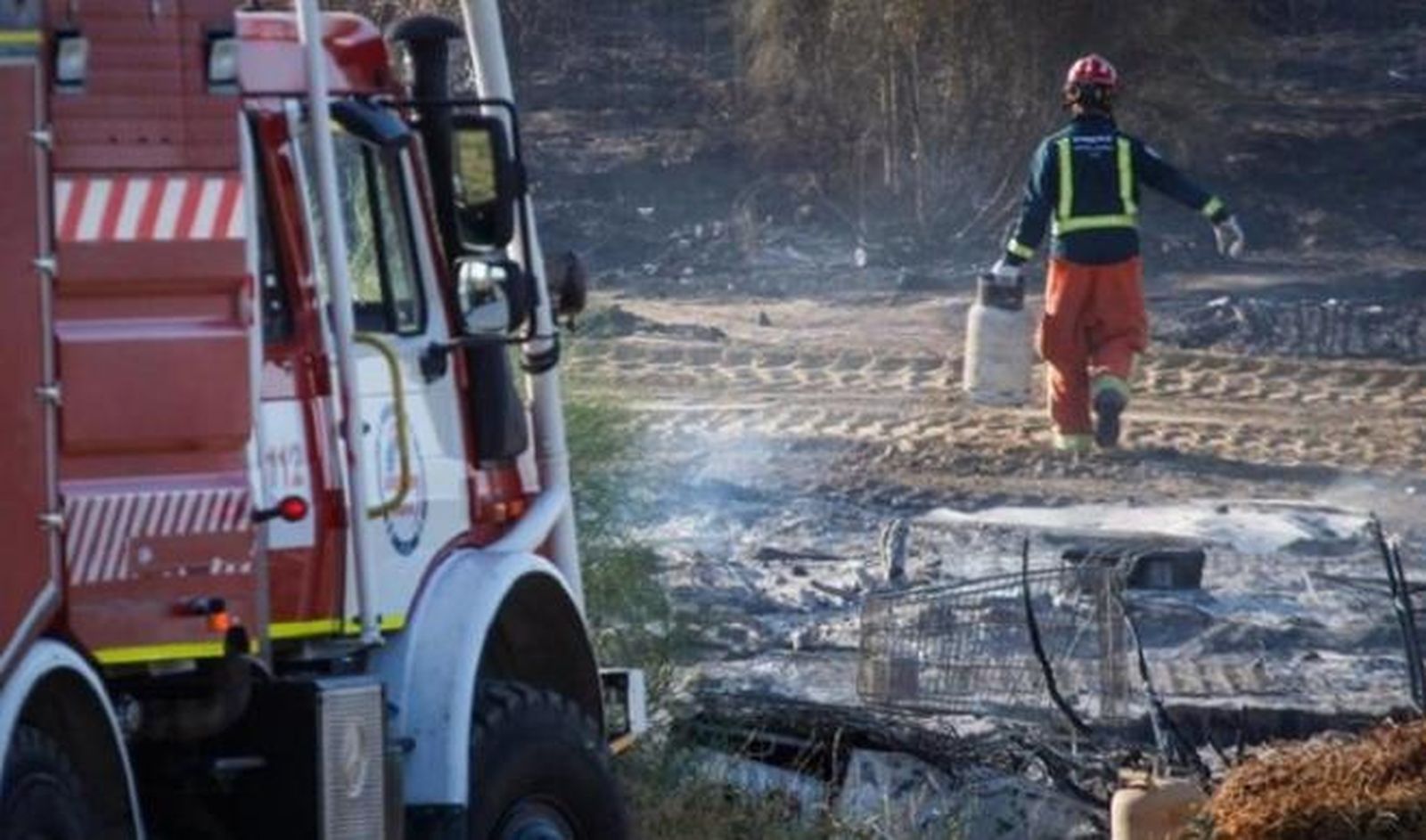 Un bombero en el lugar del incendio en Lepe