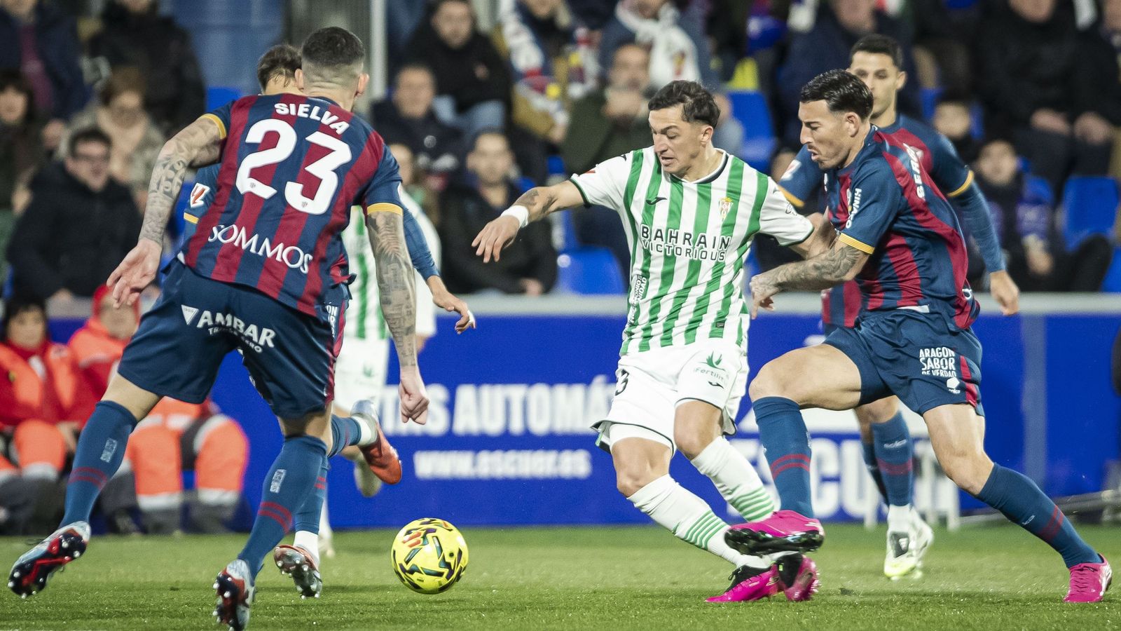 Carracedo es presionado por varios rivales.